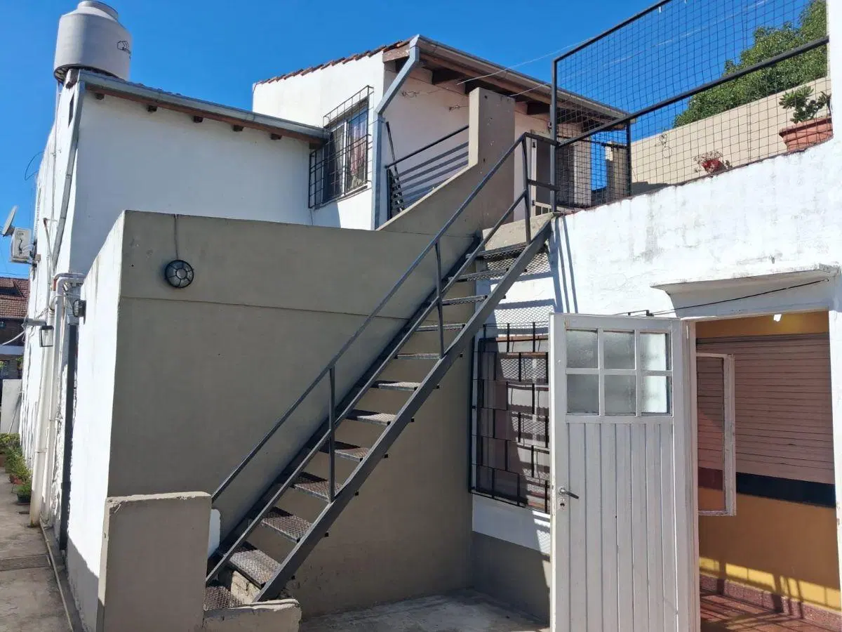 Excelente propiedad en block con 3 unidades, local y cocheras sobre lote de 346 m² 2