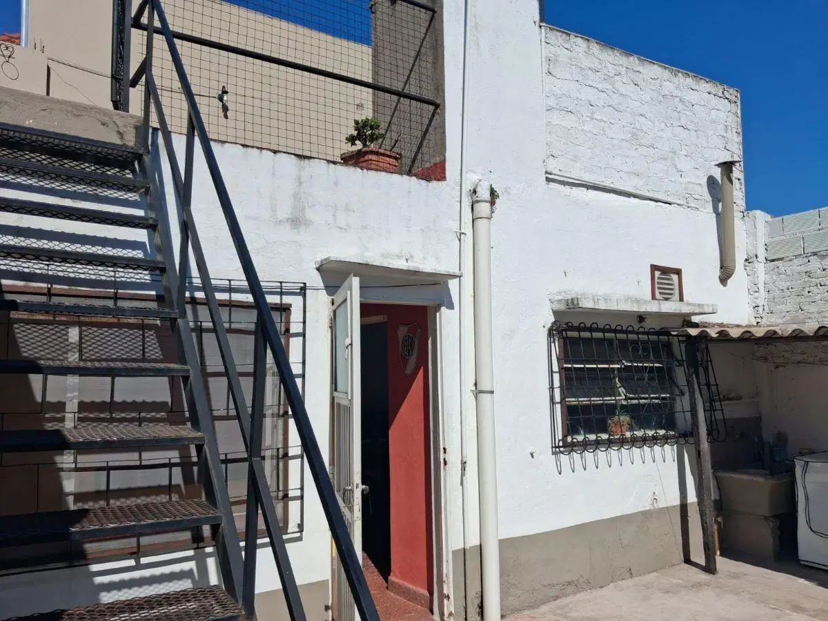 Excelente propiedad en block con 3 unidades, local y cocheras sobre lote de 346 m² 3