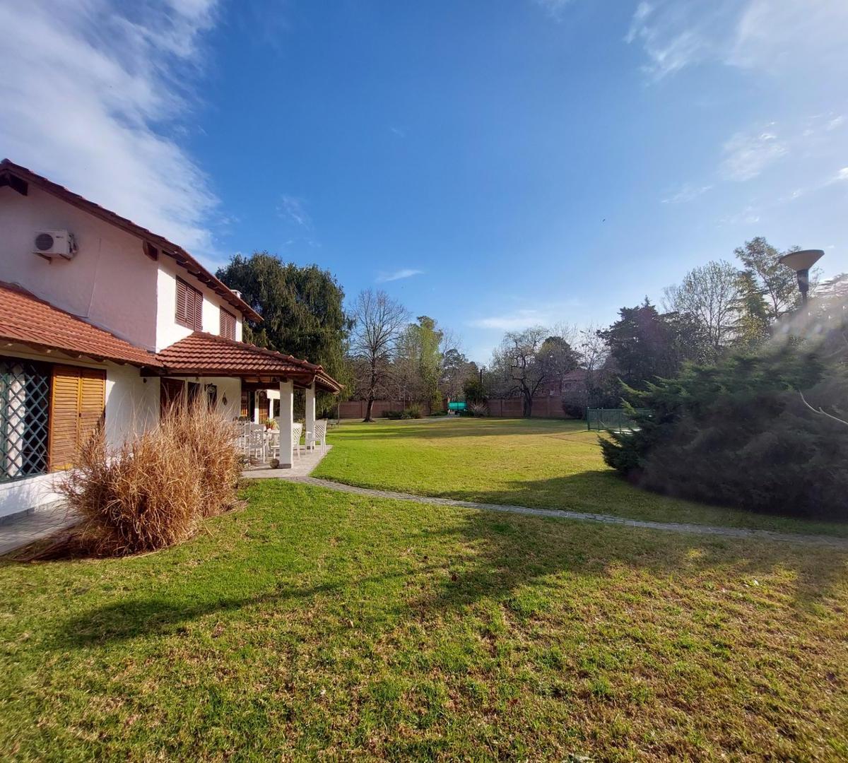 Apto credito. Hermoso chalet en Parque Leloir