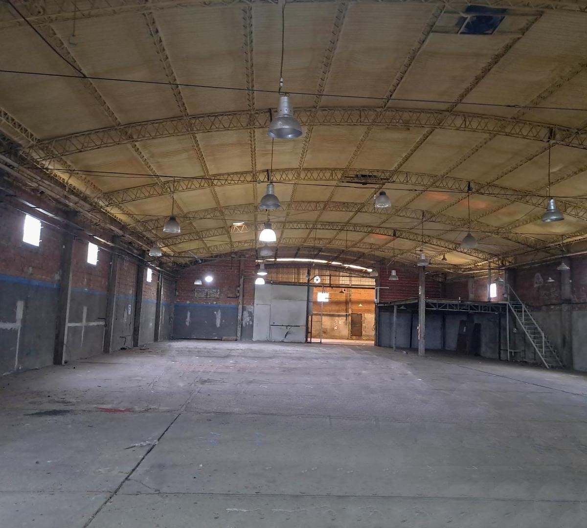 Galpon Comercial en Alquiler Sobre Acceso Oeste 2