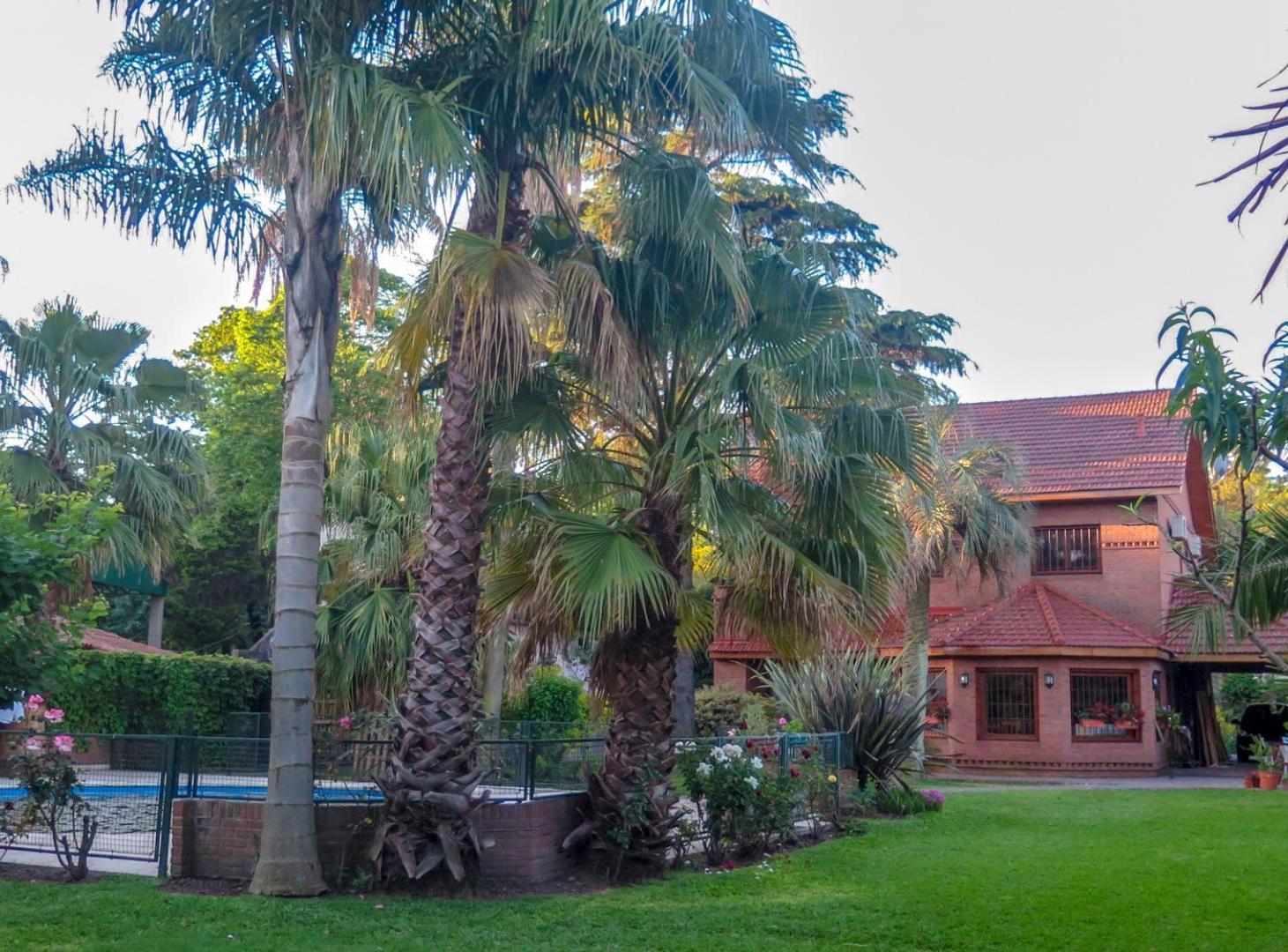 Destacada propiedad en Parque Leloir c/ casa de huéspedes