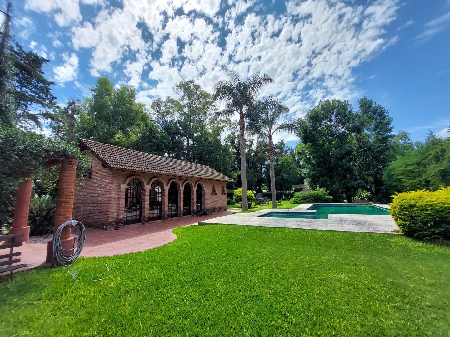 Villa Udaondo - Destacado chalet - LOTE 2751m2
