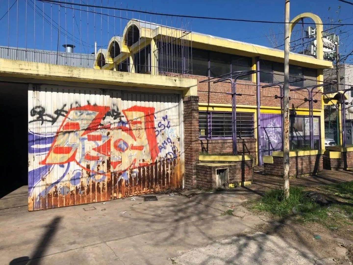 Local en esquina con dos sanitarios 2