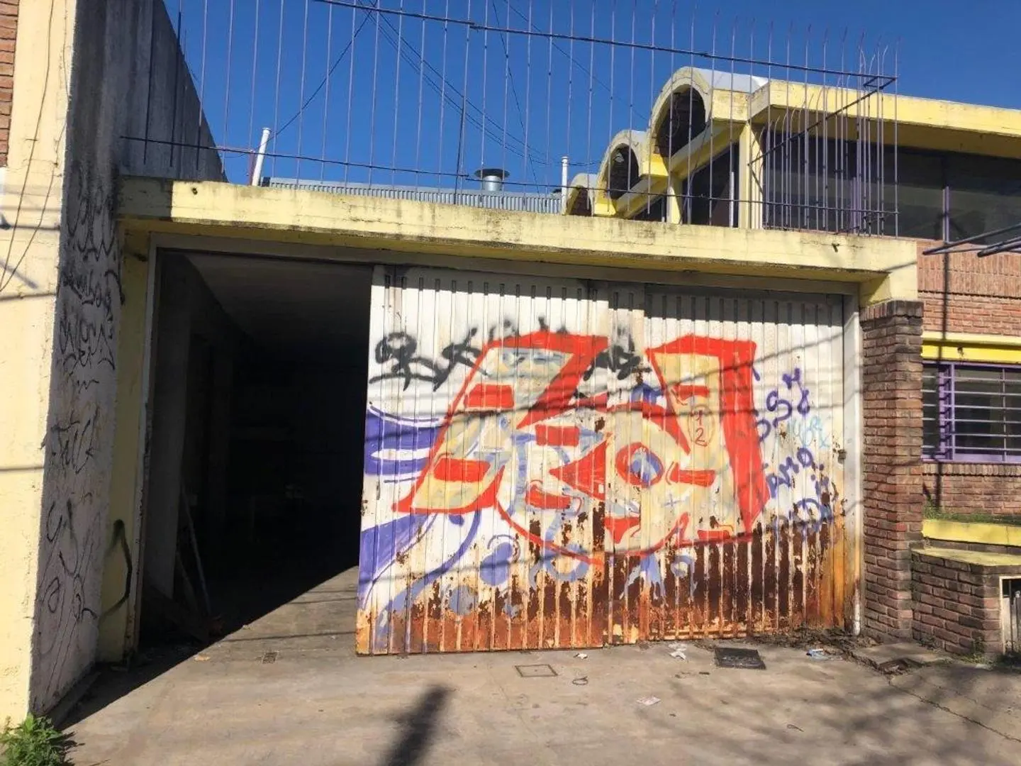 Local en esquina con dos sanitarios 1