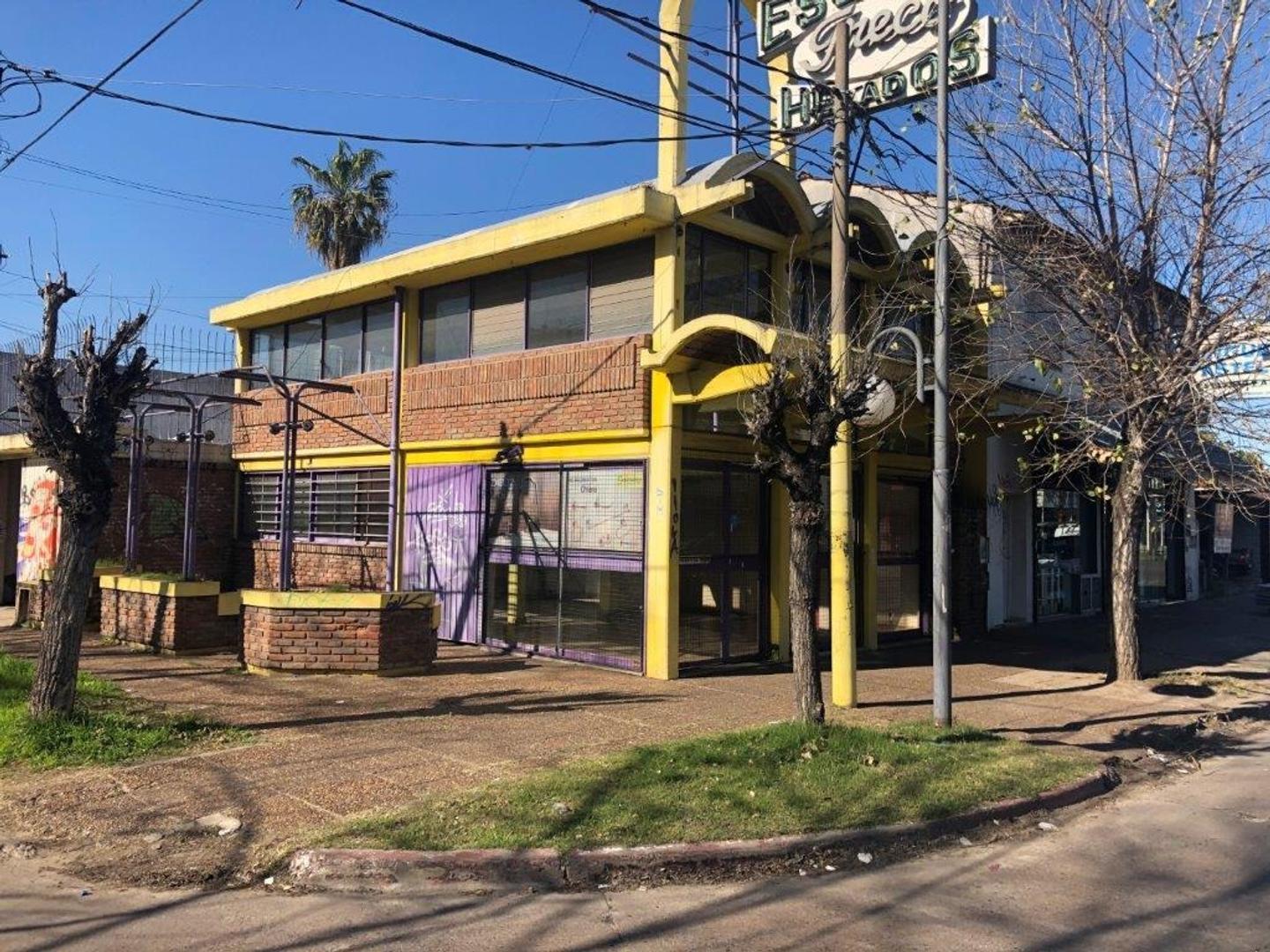 Local en esquina con dos sanitarios