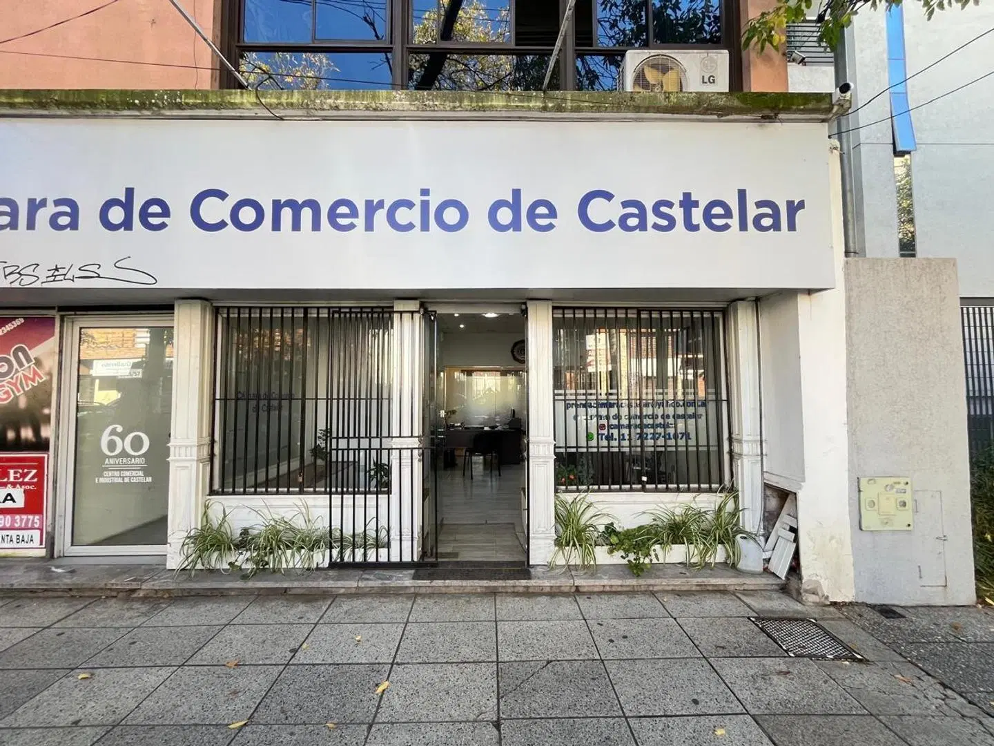 Local al frente 1