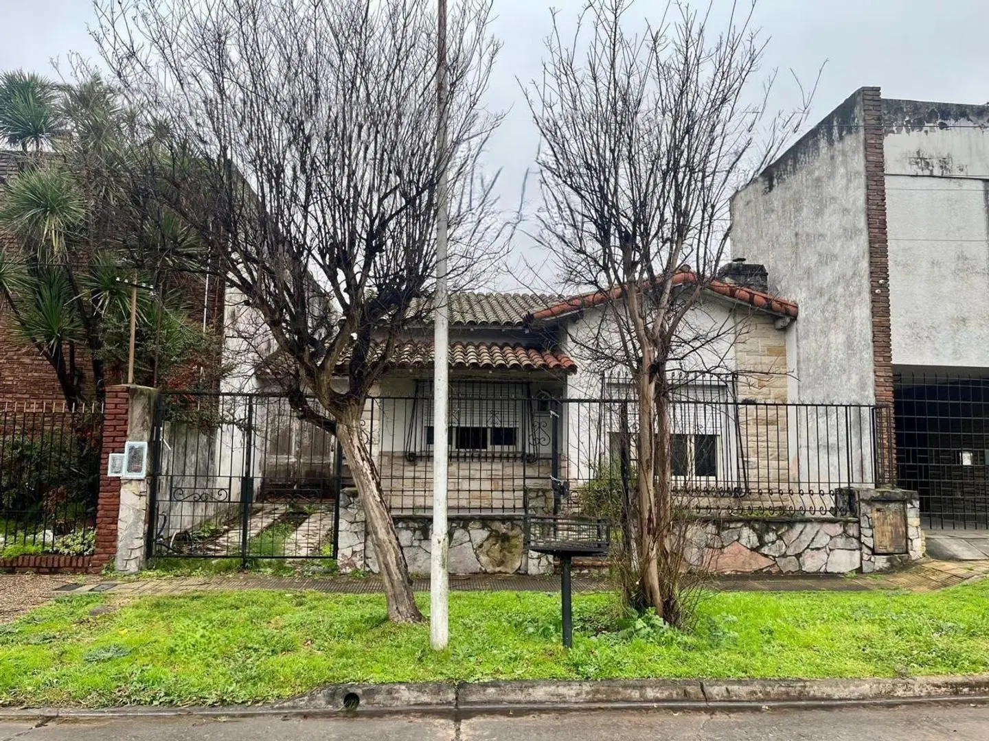 Chalet a reciclar en excelente ubicacion 2