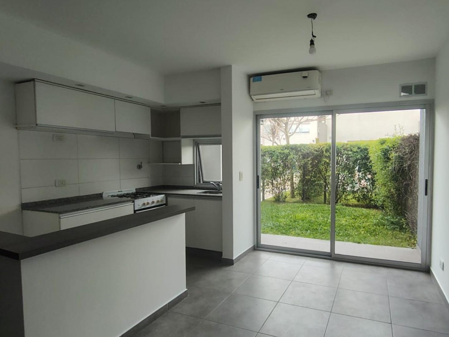 Foto de Duplex 4 ambientes - fácil salida a Acceso Oeste., imagen 1