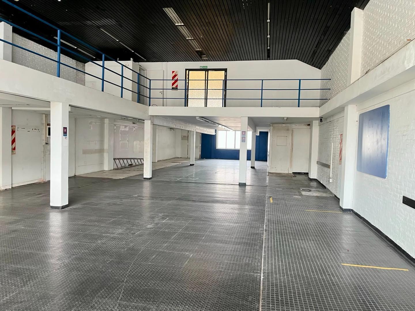 Foto de Gran Local en excelente estado y ubicacion, imagen 2