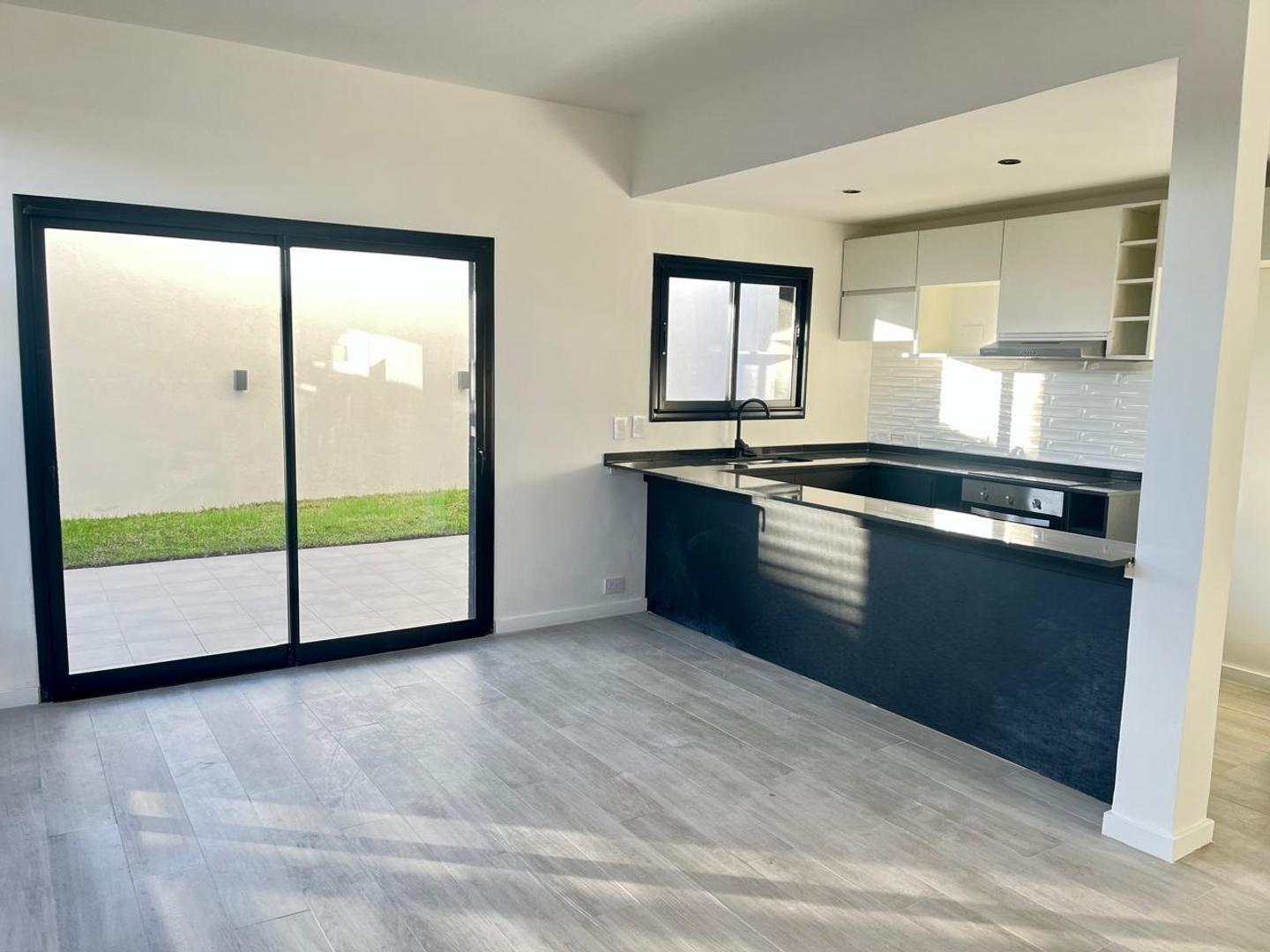 Foto de CASA MINIMALISTA RECLADA A NUEVO, imagen 2