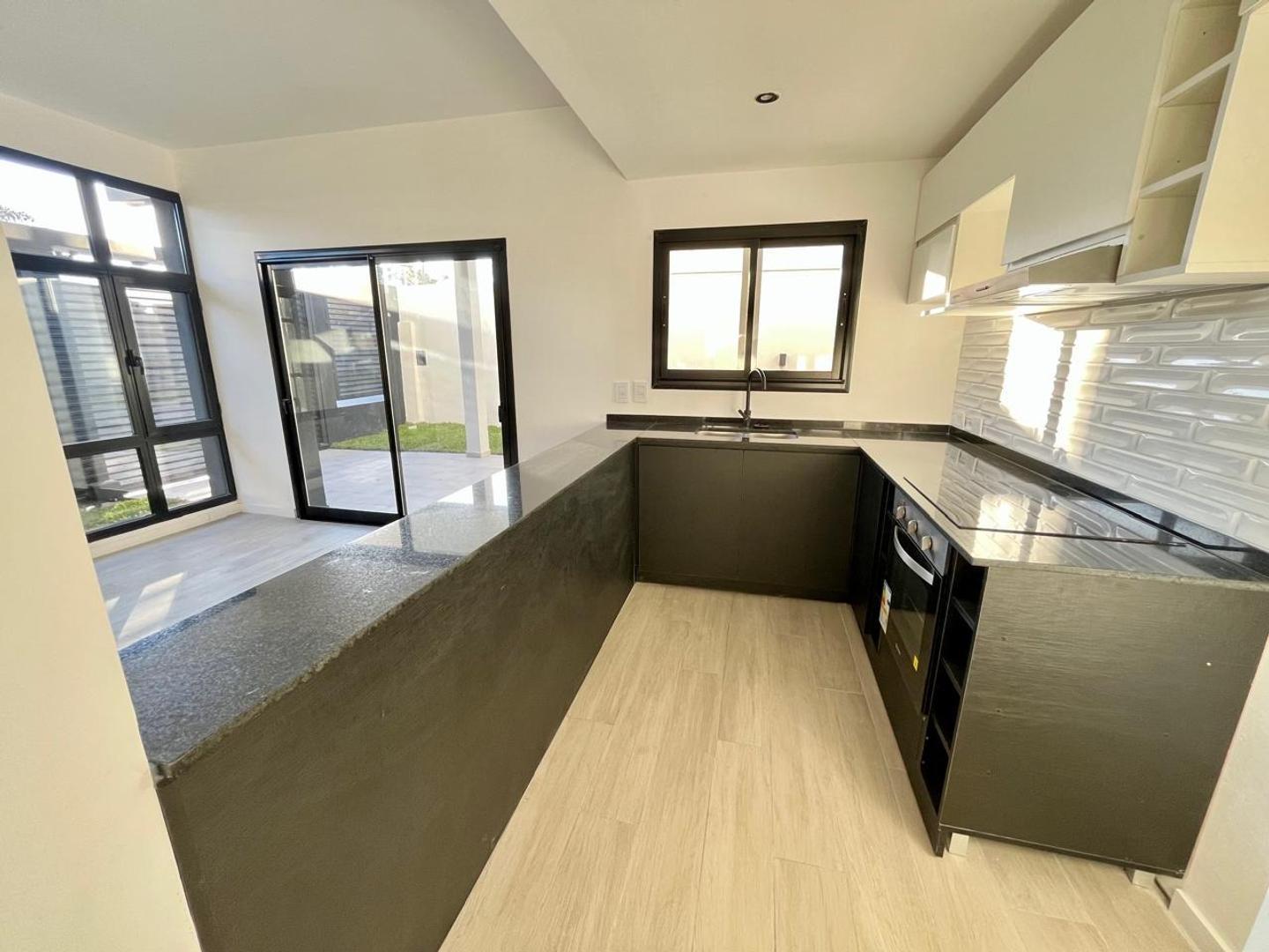 Foto de CASA MINIMALISTA RECLADA A NUEVO, imagen 1