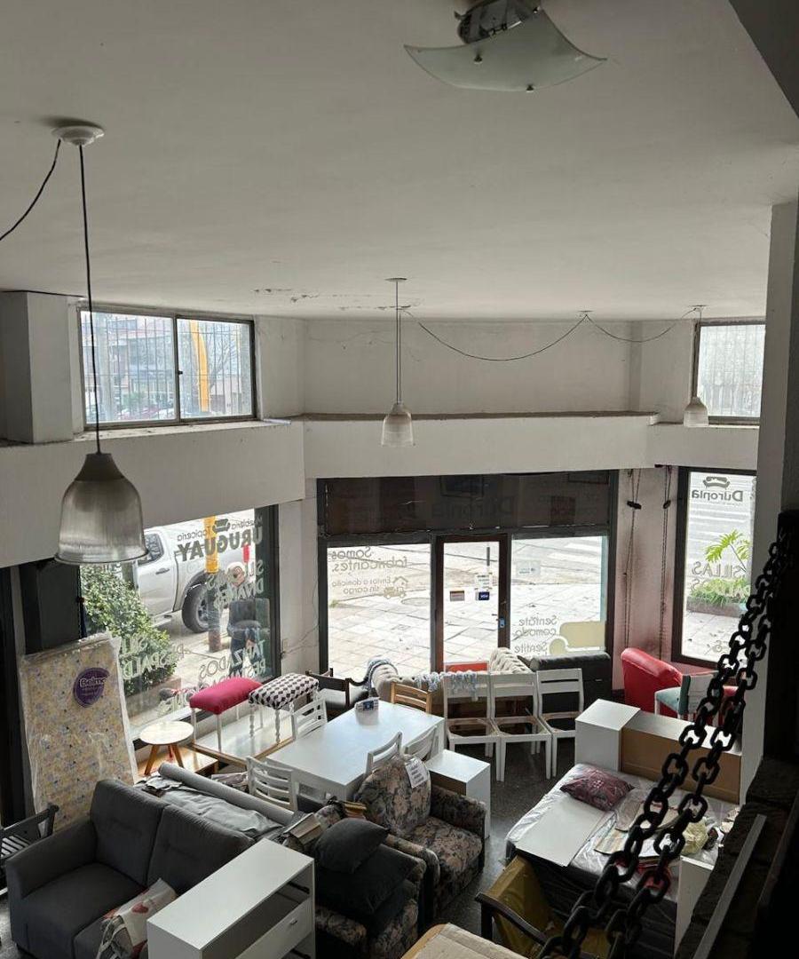 Foto de VENTA EN BLOCK LOCAL EN ESQUINA COMERCIAL CON 2 DEPARTAMENTOS EN P.ALTA., imagen 2