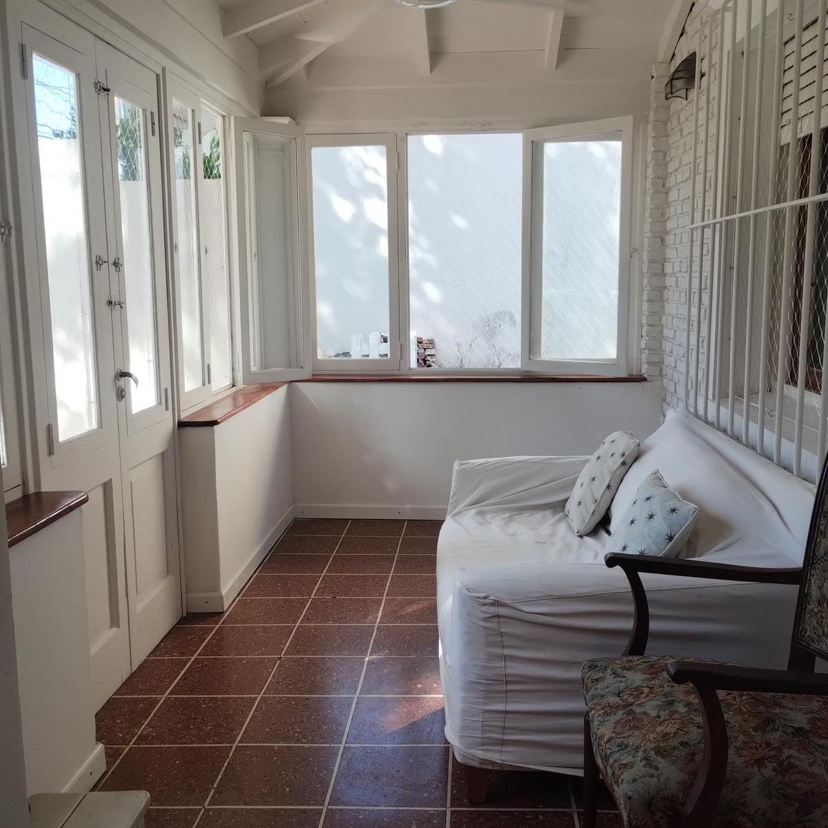 Foto de CASA EN VENTA, 4 AMB. CON JARDIN Y COCHERA - LA LUCILA, imagen 2