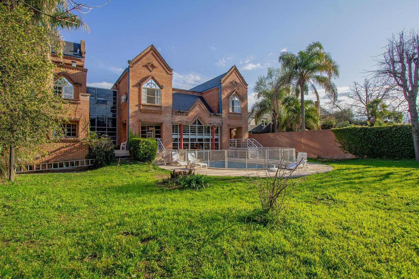 VENTA CASA 9 AMBIENTES - PILETA - LOTE PROPIO - BANFIELD