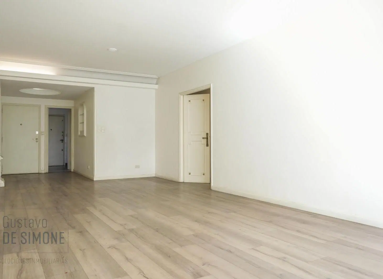 Venta departamento piso de 4 ambientes con dependencia y balcón corrido en Balvanera / Abasto 2