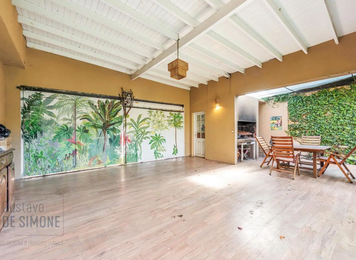 VENTA - Casa de 5 ambientes con jardín y pileta en BERNAL 2