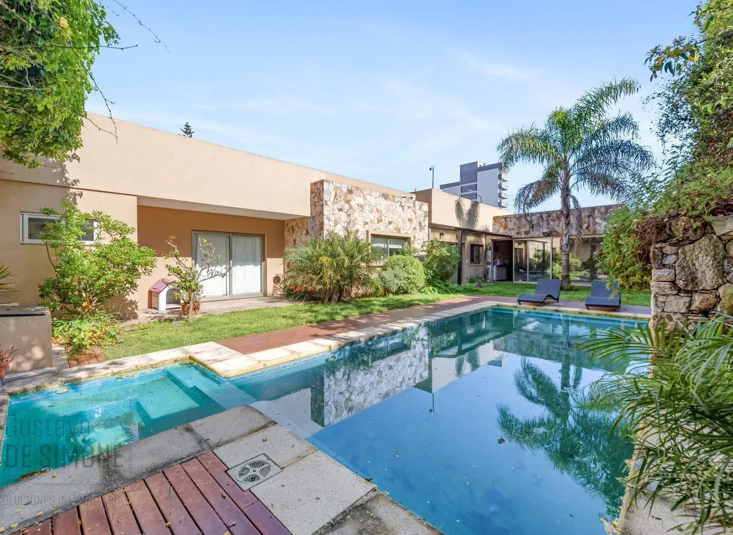 VENTA - Casa de 5 ambientes con jardín y pileta en BERNAL 4