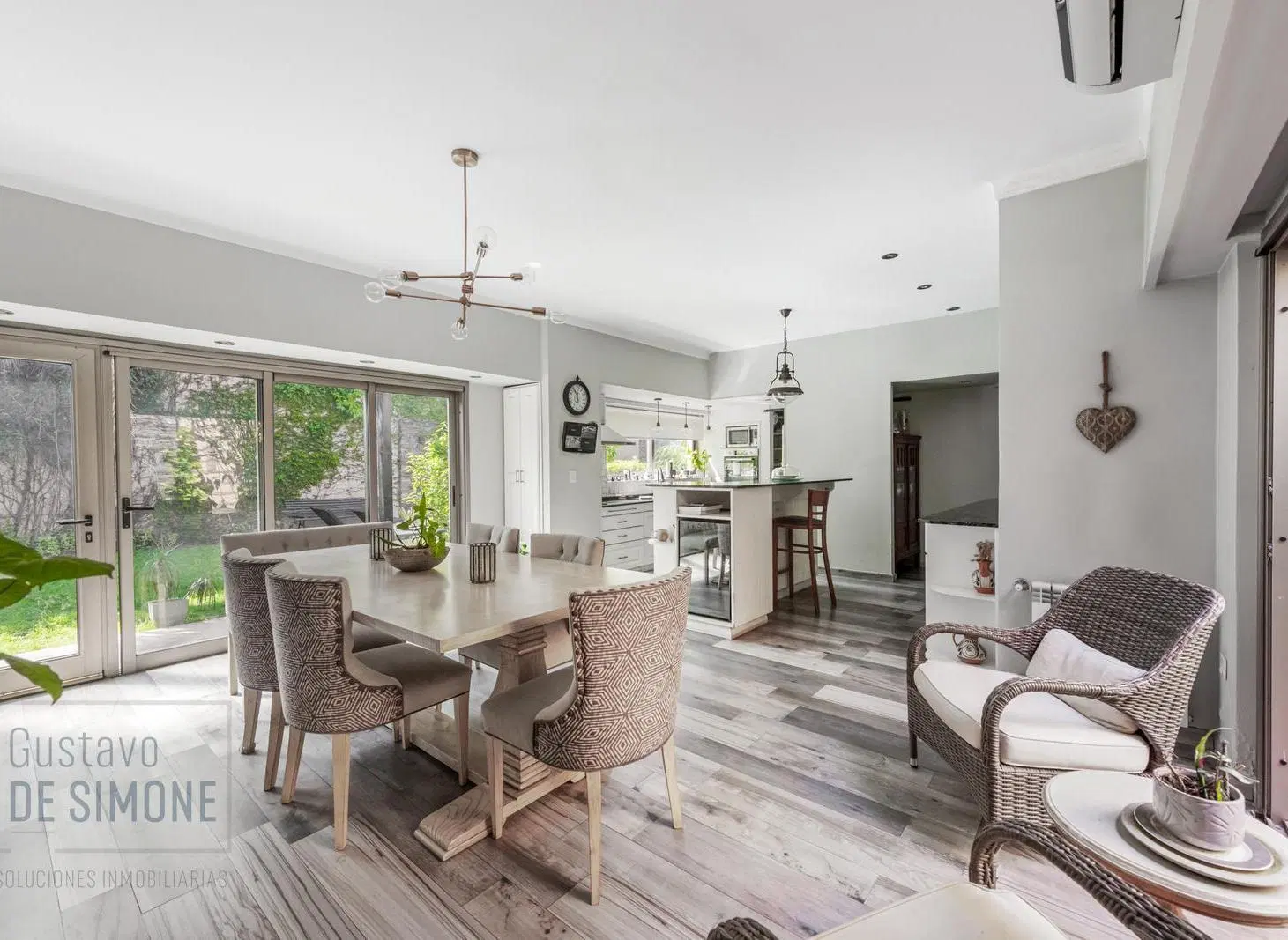 VENTA - Casa de 5 ambientes con jardín y pileta en BERNAL 3