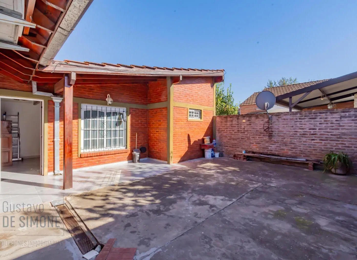 Venta Casa tipo chalet de 3 Ambientes con cochera, patio, quincho en Burzaco 2