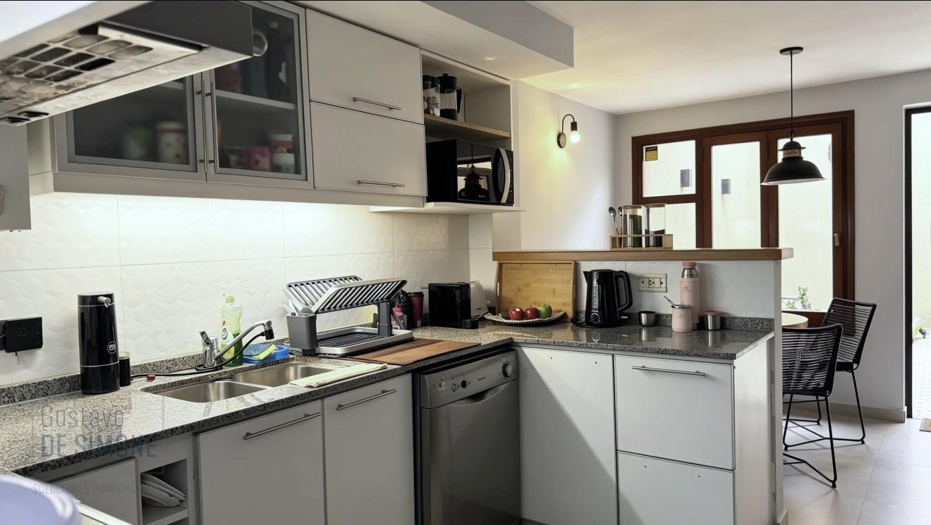 Foto de VENTA CASA 4 AMBIENTES CON QUINCHO TERRAZA PARRILLA Y COCHERA EN LA, imagen 4