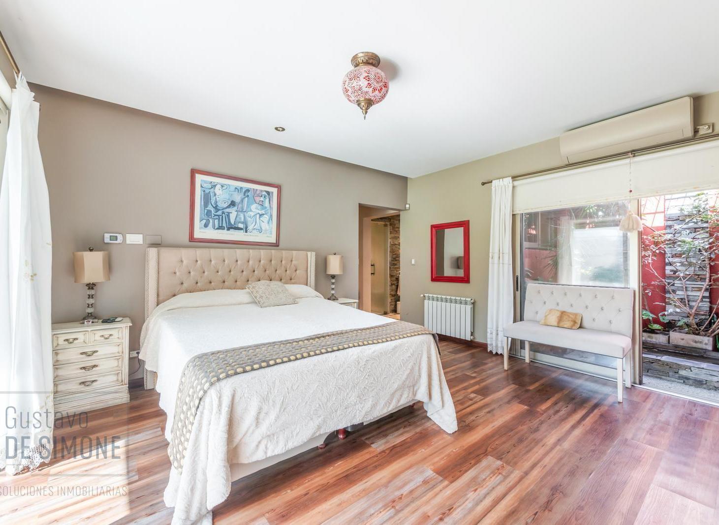 Foto de VENTA - Casa de 5 ambientes con jardín y pileta en BERNAL, imagen 4