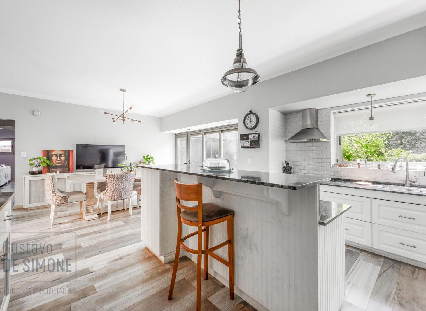 Foto de VENTA - Casa de 5 ambientes con jardín y pileta en BERNAL, imagen 2