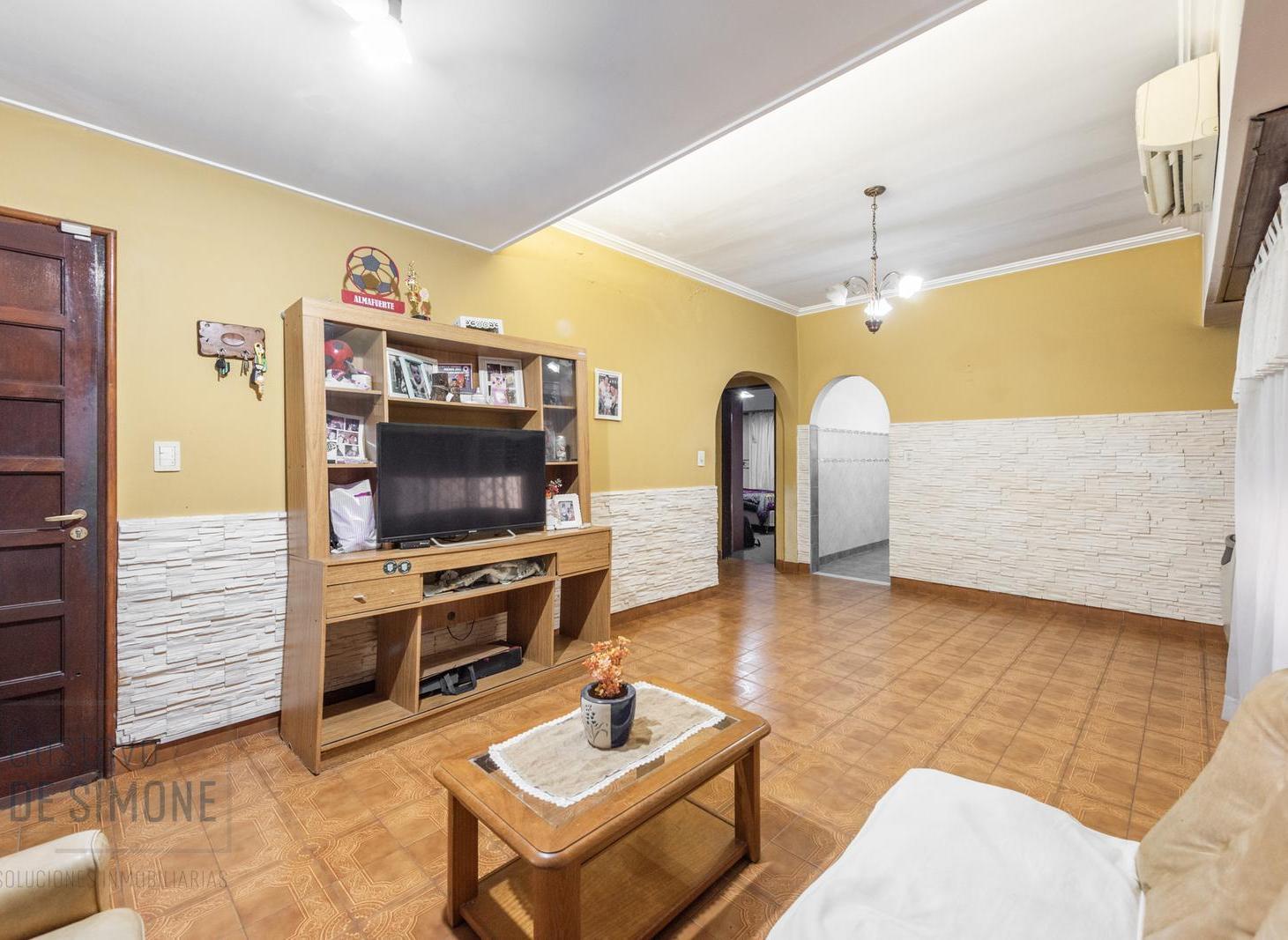 Foto de Casa en Venta de 3 Ambientes con Cochera, Quincho y Jardín, imagen 1