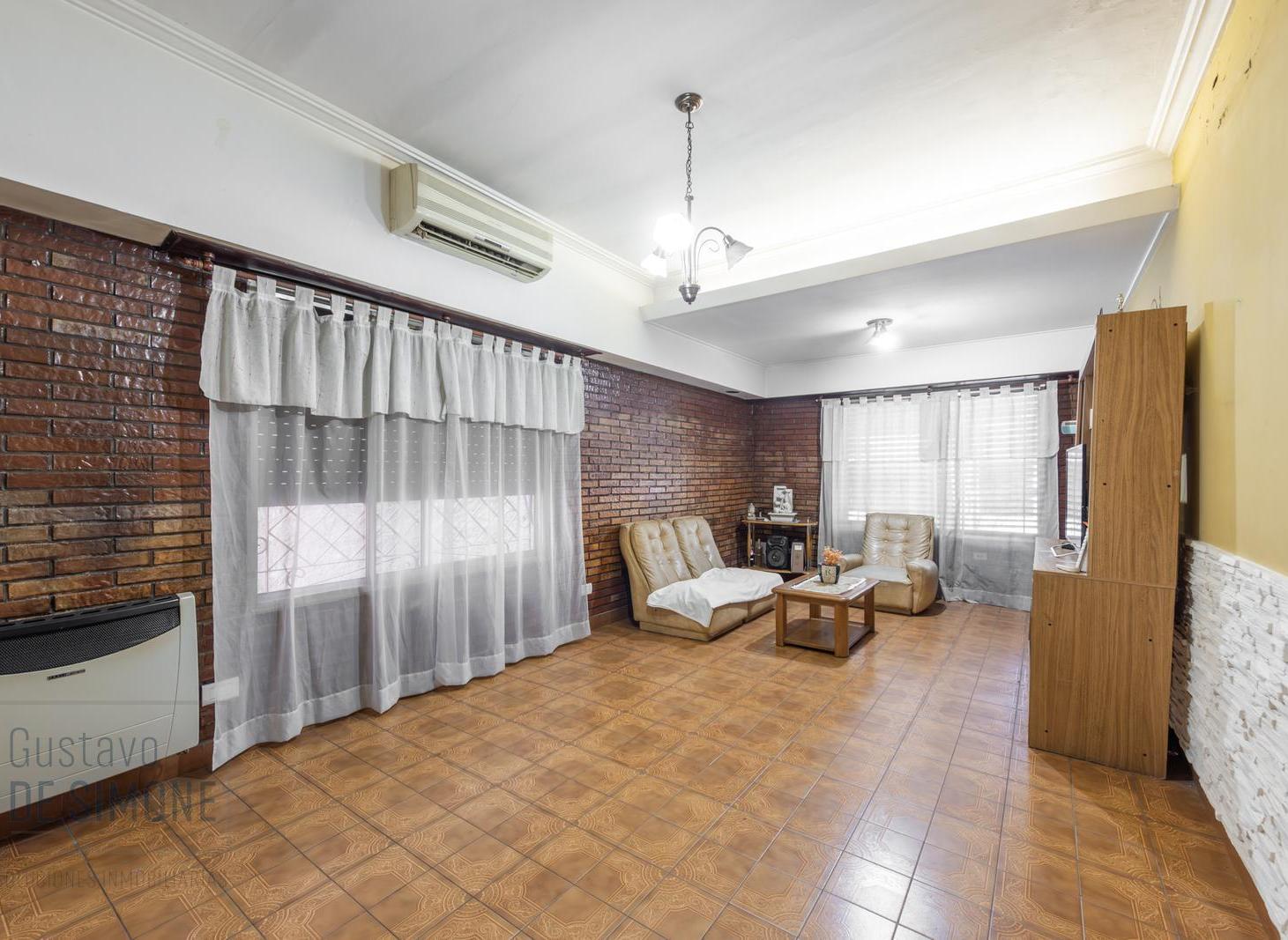 Foto de Casa en Venta de 3 Ambientes con Cochera, Quincho y Jardín, imagen 2
