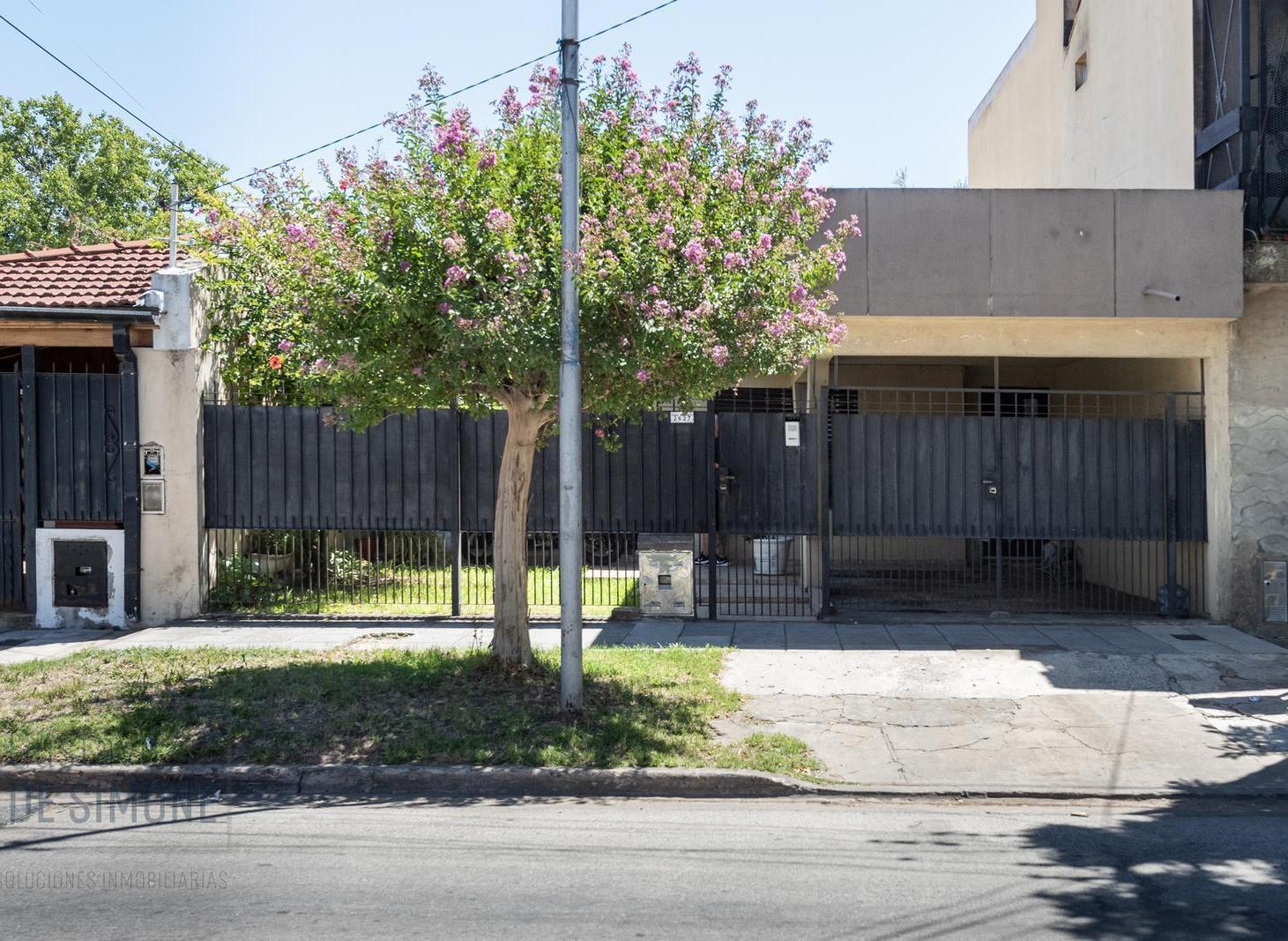 Foto de Casa en Venta de 3 Ambientes con Cochera, Quincho y Jardín, imagen 3