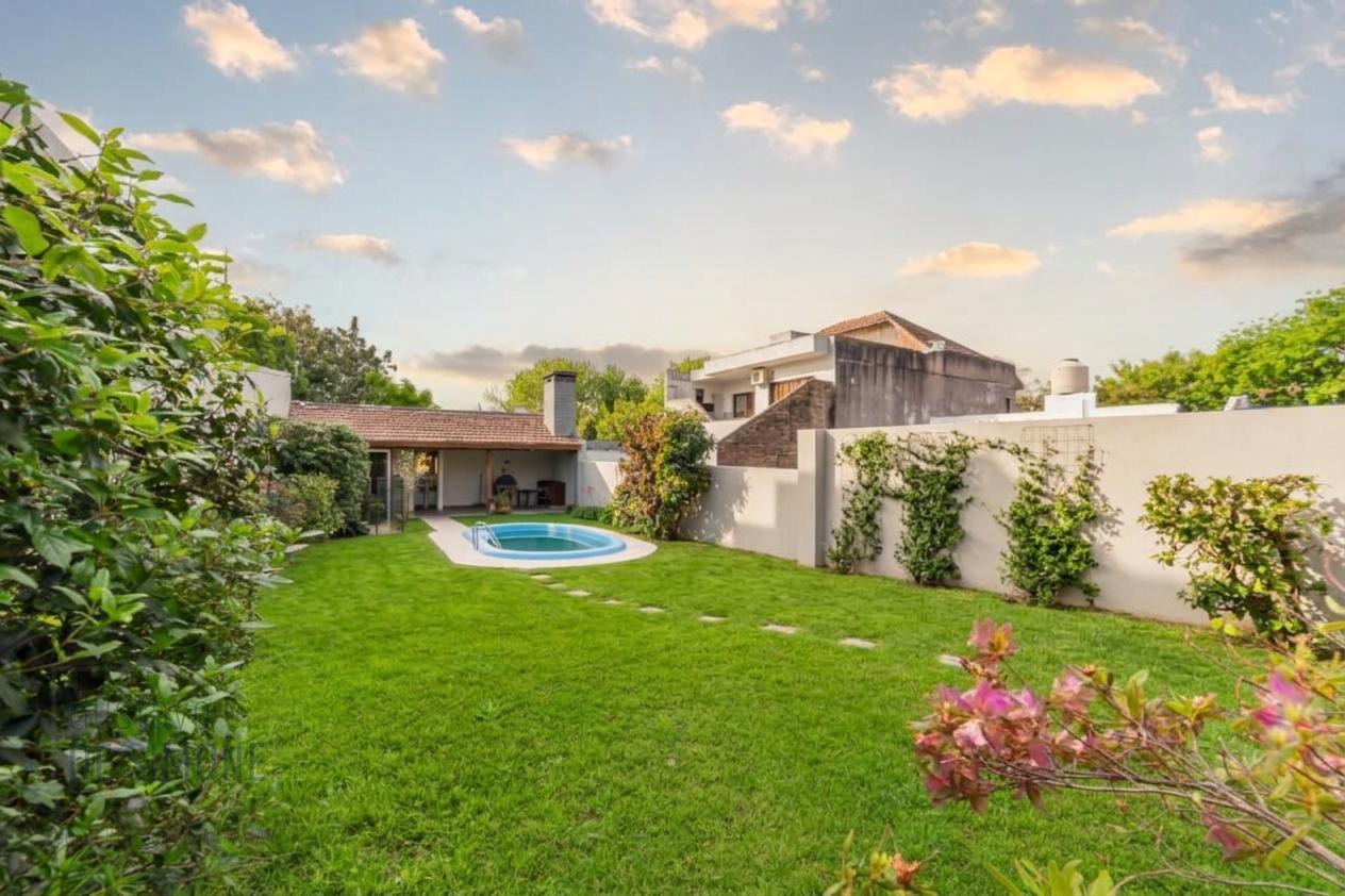 Venta Casa 4 ambiente en Boulogne, 3 dormitorios, playroom, jardín, pileta y quincho