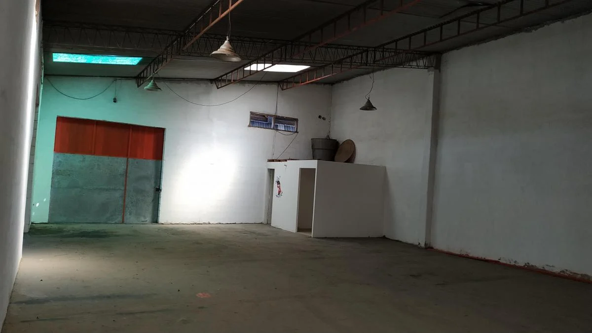 Galpón con Oficina Sobre Carcano. Galpón en Venta. - 700 m². 250 m² Cub. 4