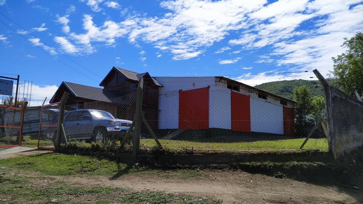 Galpón con Oficina Sobre Carcano. Galpón en Venta. - 700 m². 250 m² Cub. 2