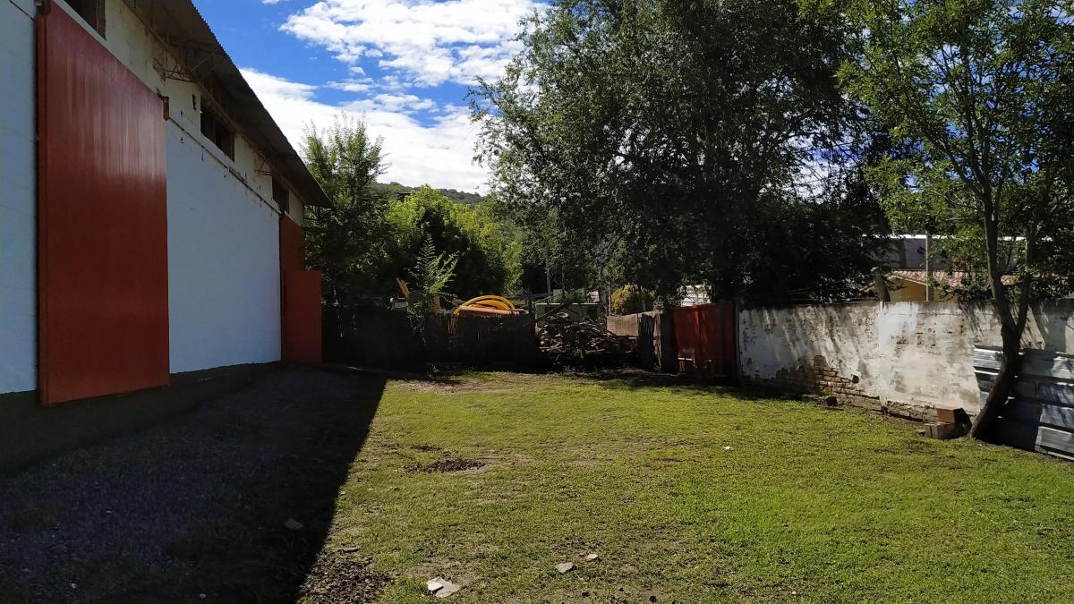 Galpón con Oficina Sobre Carcano. Galpón en Venta. - 700 m². 250 m² Cub. 1