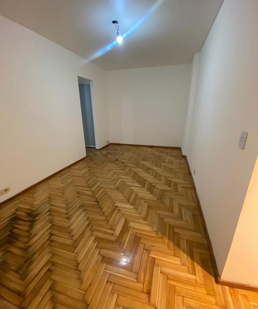 Hermoso departamento de dos ambientes con pequeño patio.