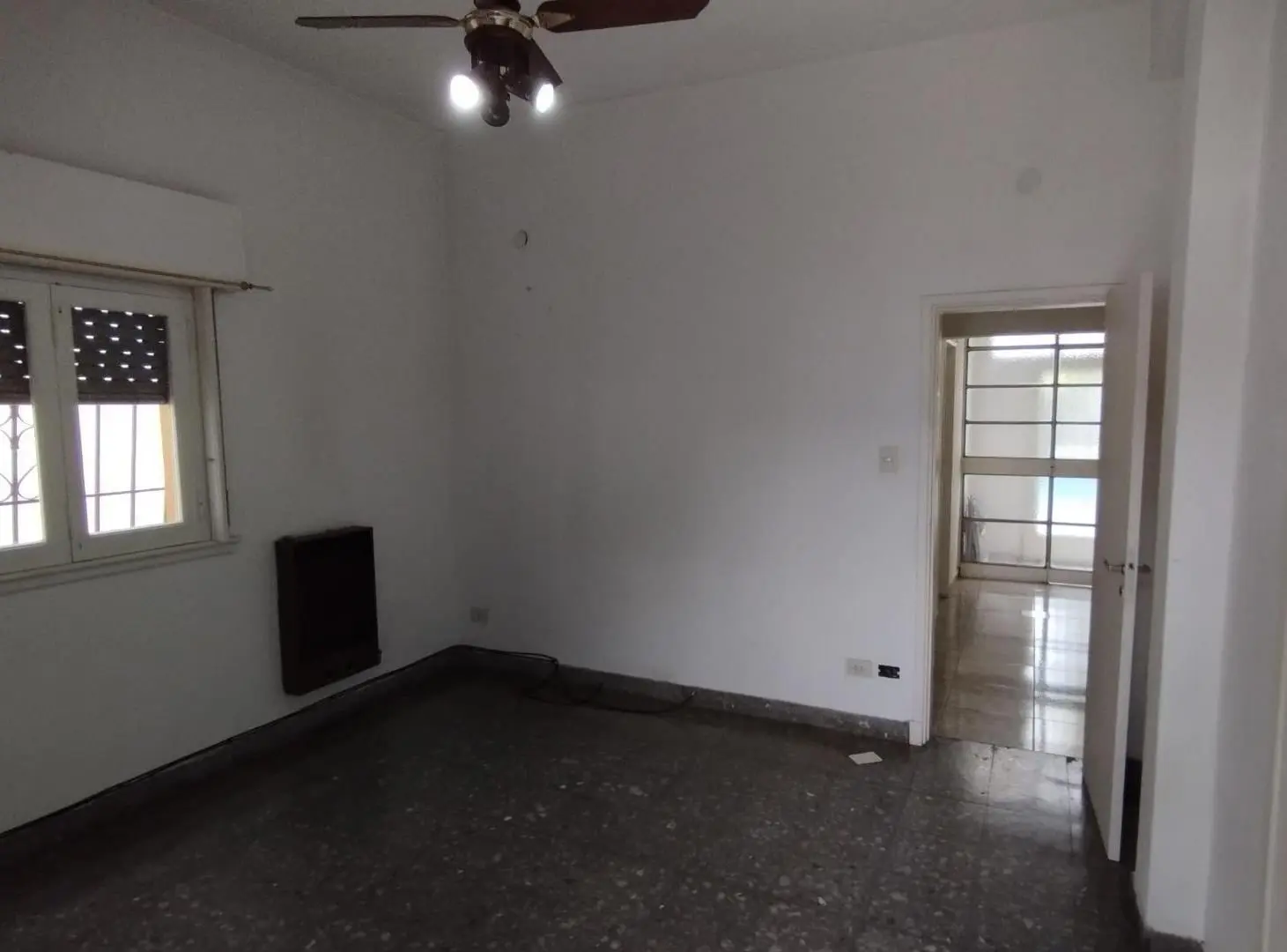CASA EN MUY BUENA UBICACION CON AMBIENTES AMPLIOS.P.B. 3