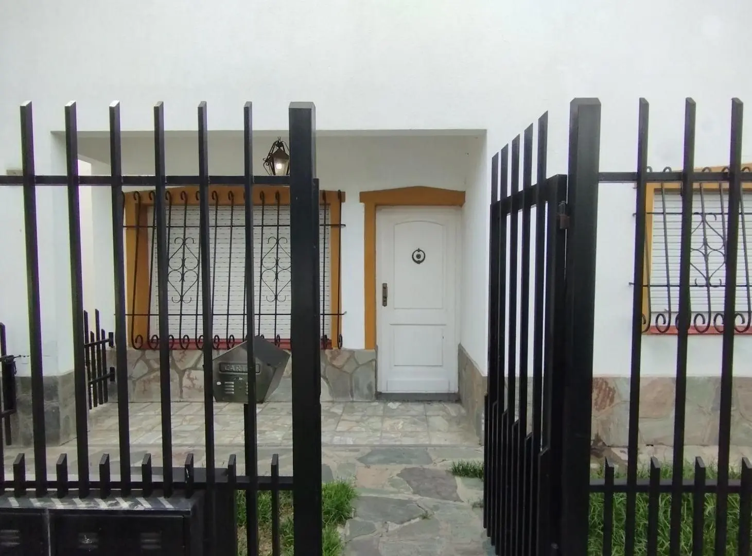 CASA EN MUY BUENA UBICACION CON AMBIENTES AMPLIOS.P.B. 4
