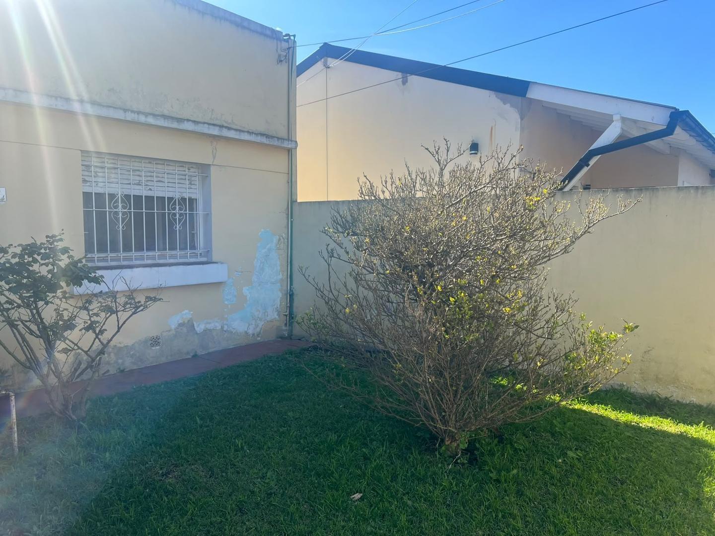 Foto de CASA EN MUY BUENA UBICACION, PARA DOS FAMILIAS, imagen 1