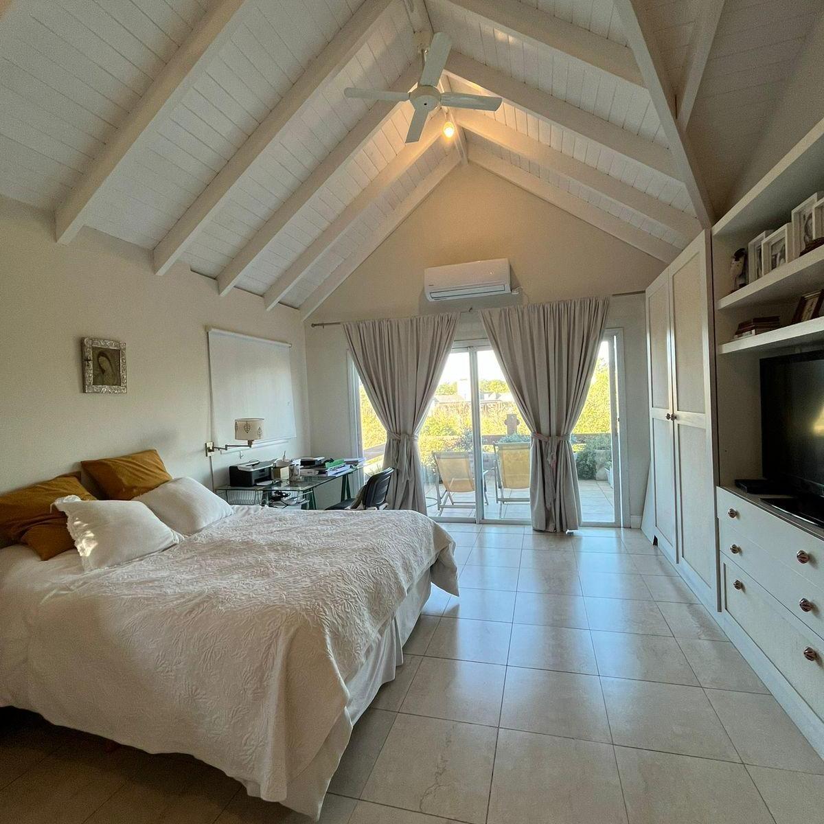 Casa en Venta con Cinco Habitaciones en Lomas de Los Carolinos 5