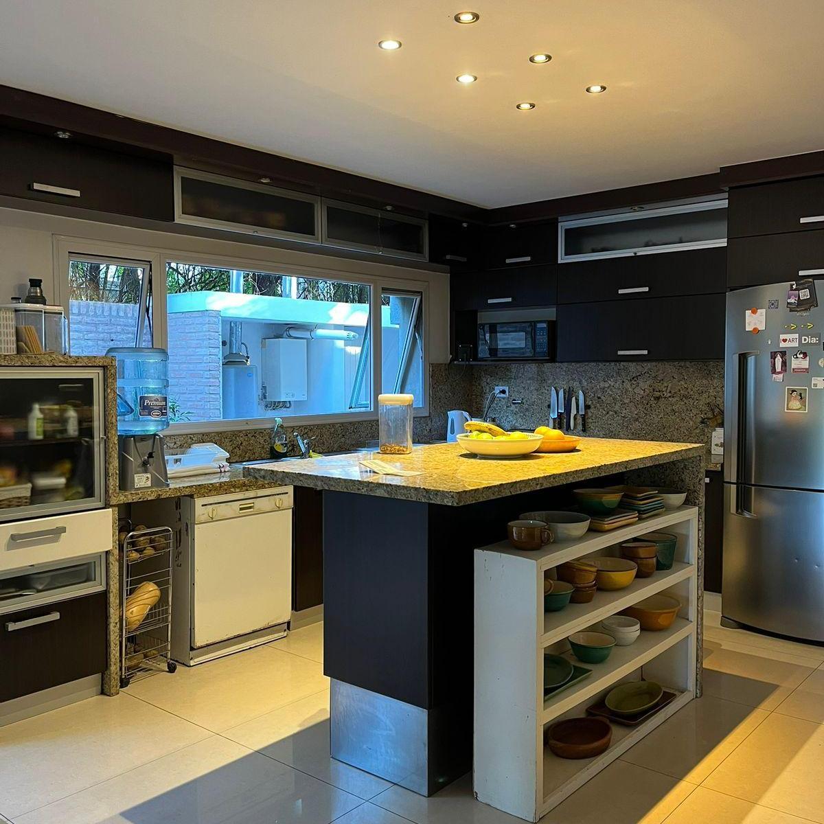 Casa en Venta con Cinco Habitaciones en Lomas de Los Carolinos 1