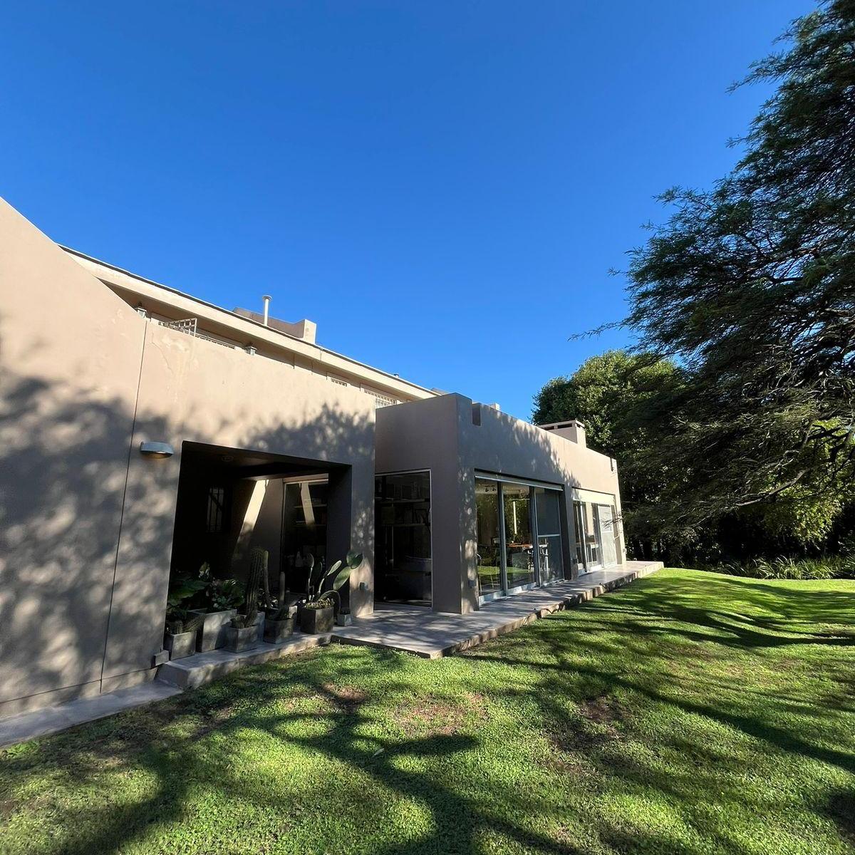 Casa en Venta con Cinco Habitaciones en Lomas de Los Carolinos 3