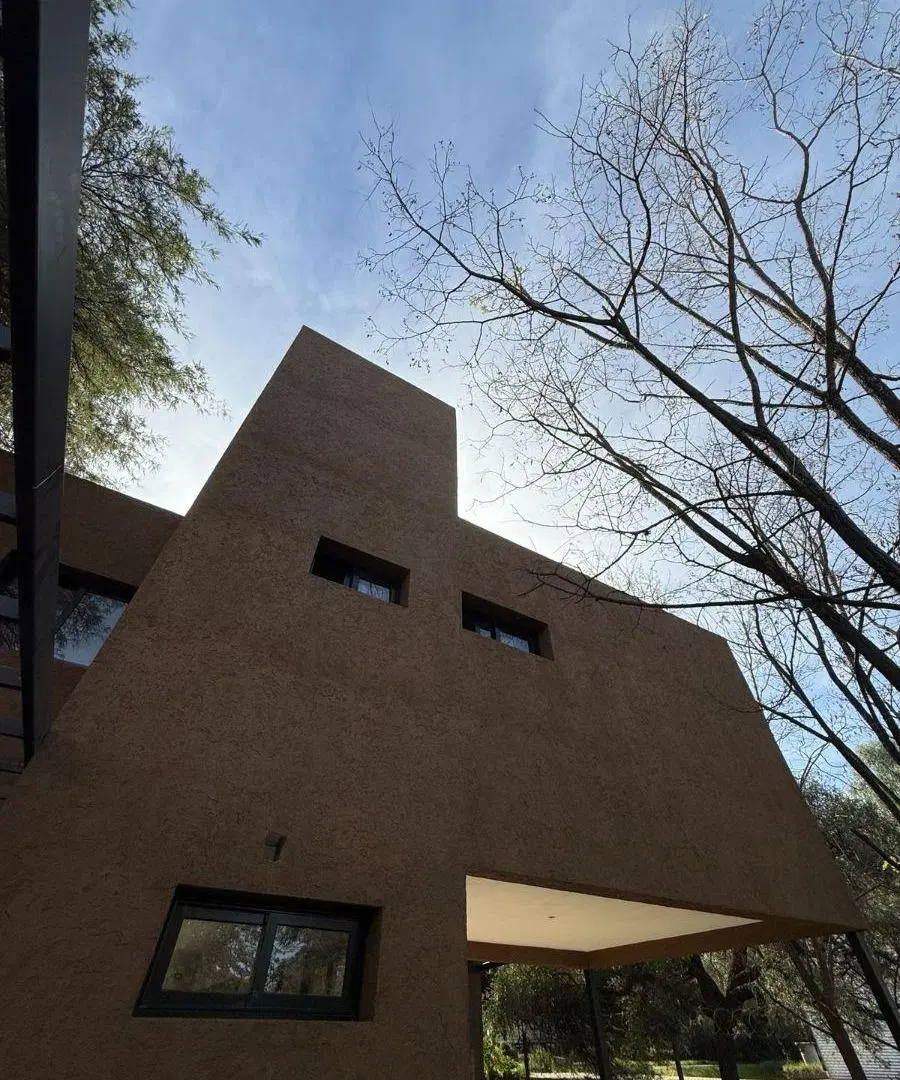 Casas en Venta o Alquiler en complejo cerrado sobre Av. Argentina 1