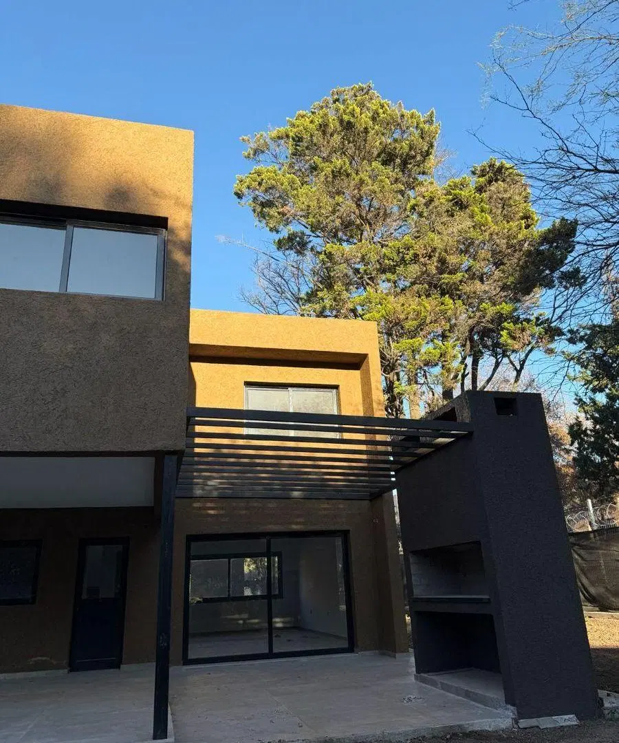 Casas en Venta o Alquiler en complejo cerrado sobre Av. Argentina 2