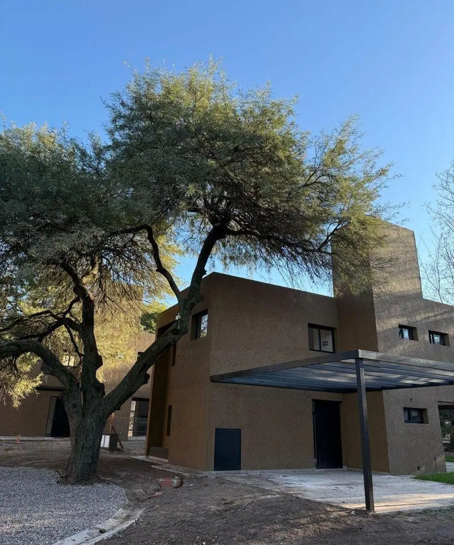 Casas en Venta o Alquiler en complejo cerrado sobre Av. Argentina 3