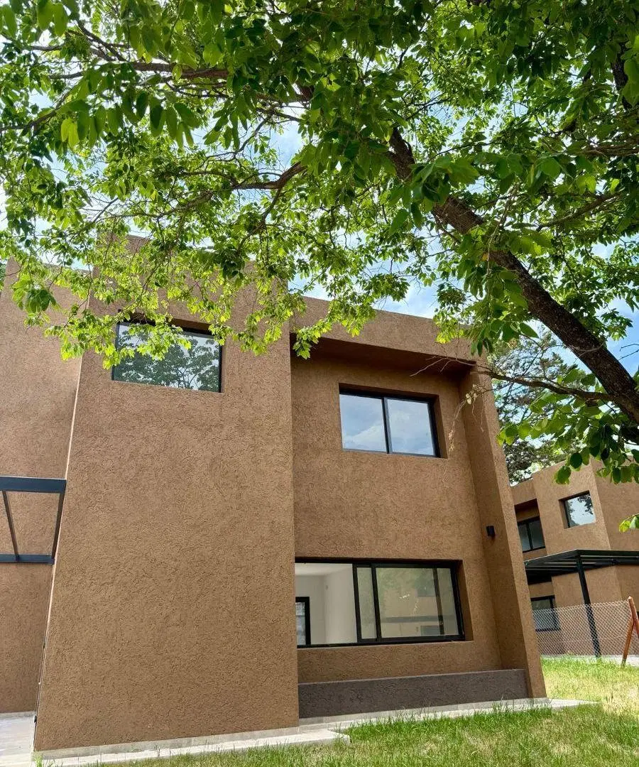 Casas en Venta o Alquiler en complejo cerrado sobre Av. Argentina 5