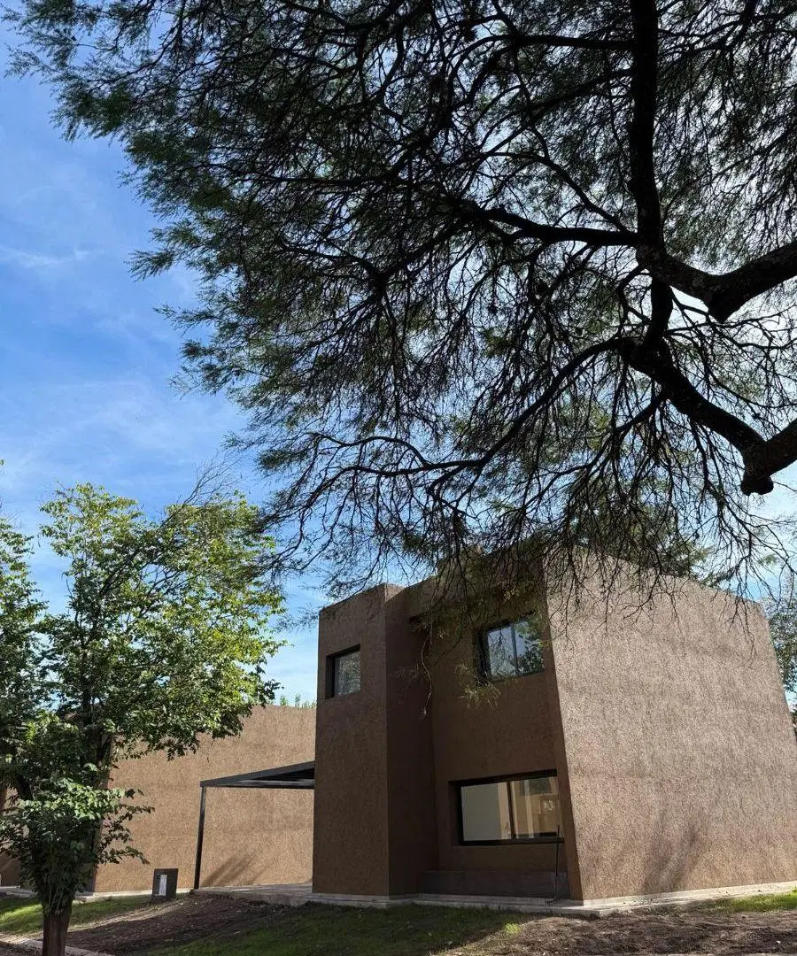 Casas en Venta o Alquiler en complejo cerrado sobre Av. Argentina 4