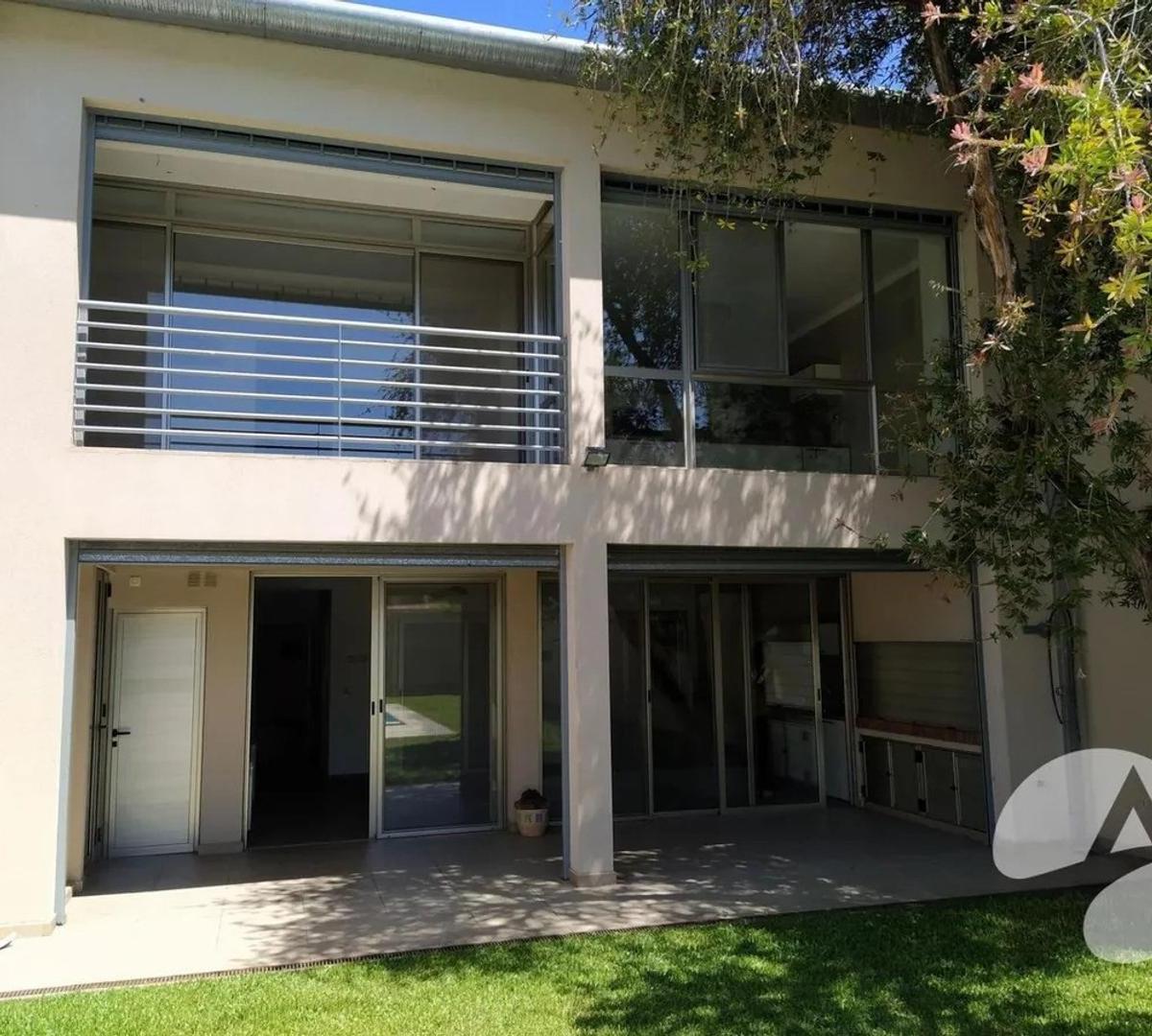 Moderna Casa en Acassuso Una Casa Diferente, Funcional y Exc 2