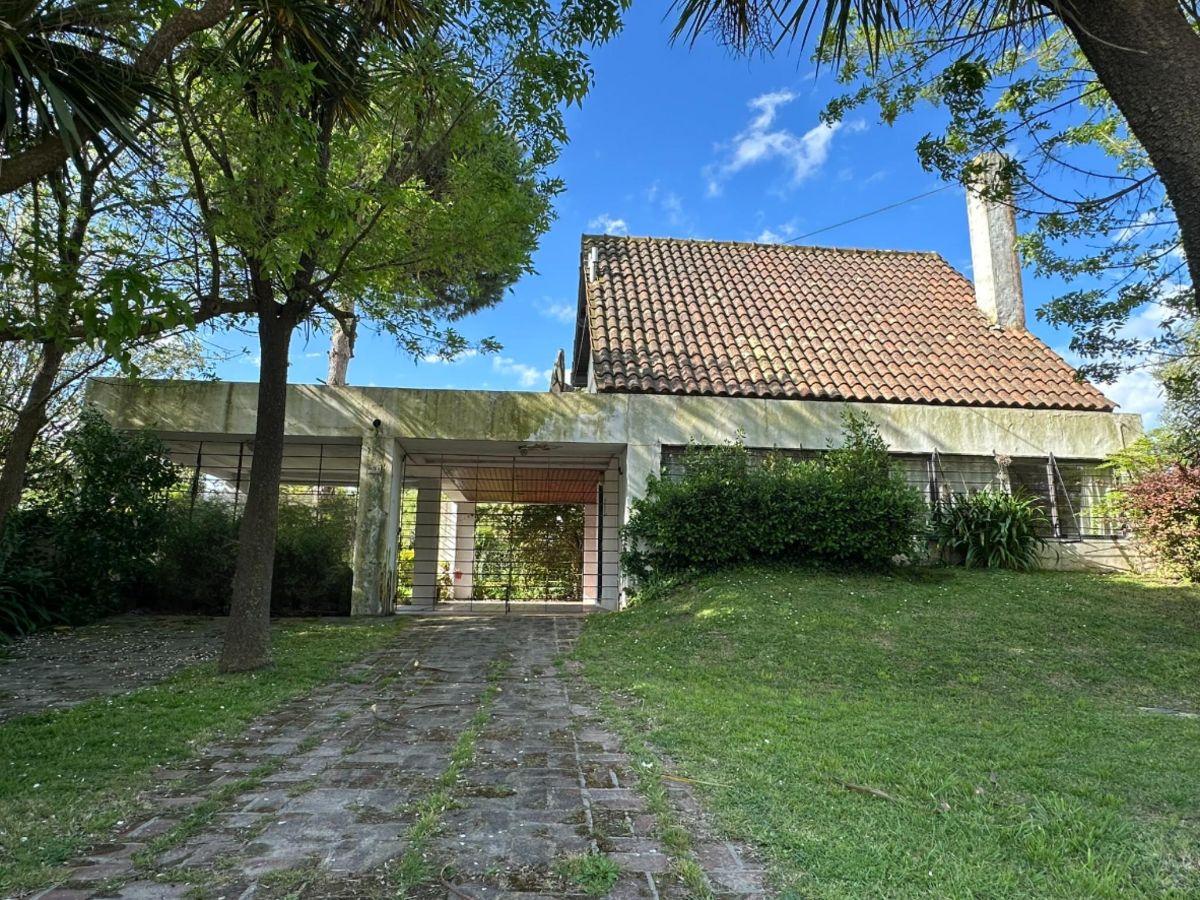 Chalet en venta sobre dos lotes en Santa Clara del Mar