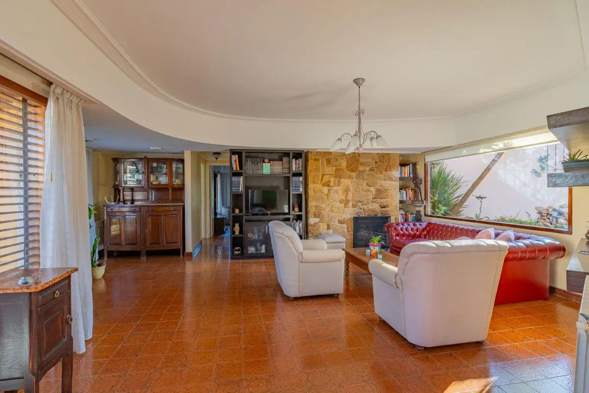 Solido chalet en venta en Barrio Constitucion de 3 dormitorios y cochera doble 3