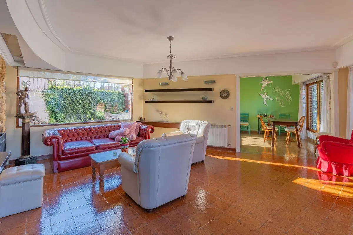 Solido chalet en venta en Barrio Constitucion de 3 dormitorios y cochera doble 4