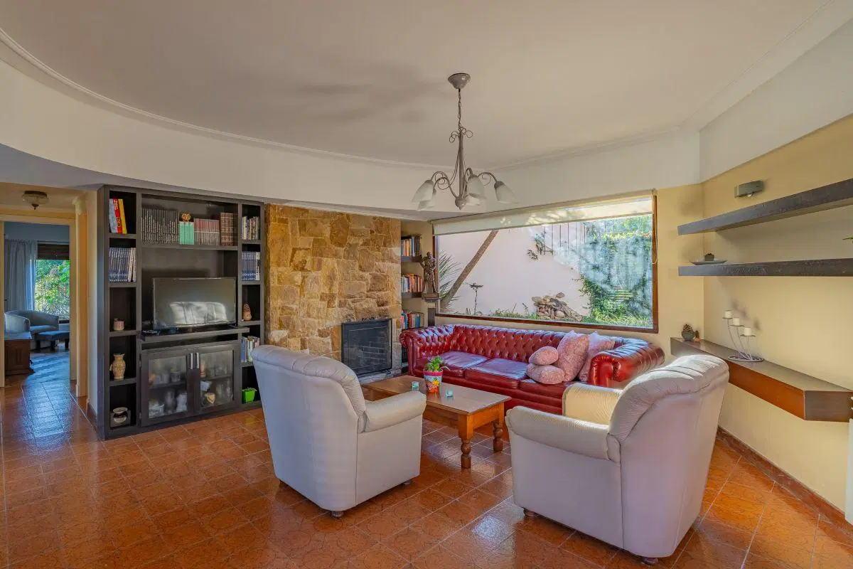 Solido chalet en venta en Barrio Constitucion de 3 dormitorios y cochera doble 2